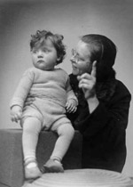 Babyfoto van Dolf met zijn moeder